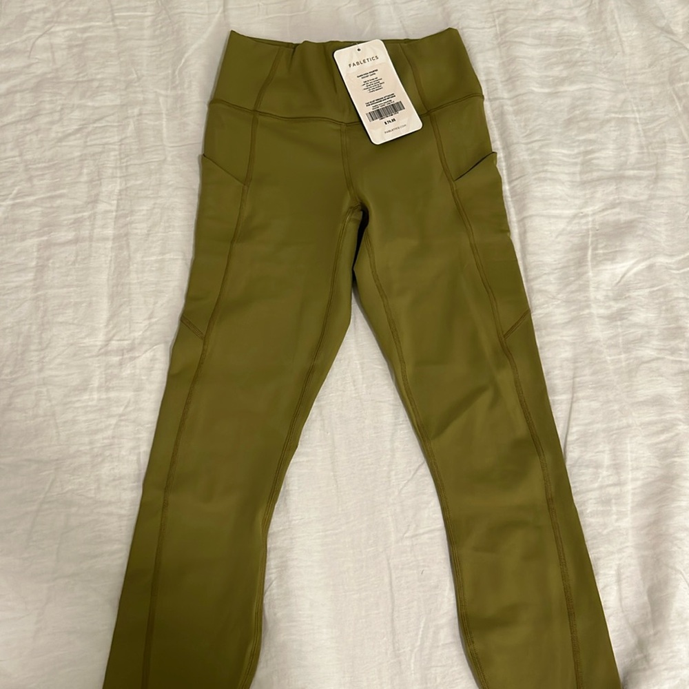 Fabletics - Oasis high waisted pocket capri XXS/ 0-2
